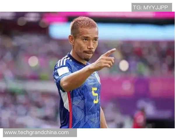 足球明星化身路人球员意外现身街头赛场引发热议与欢笑