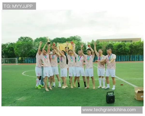 足球明星与美女球迷的精彩瞬间视频集锦让你领略足球魅力与青春风采